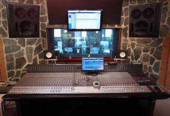 Regie mit Genelec 1034A-Abhörsystem und ADT-Mischpult
